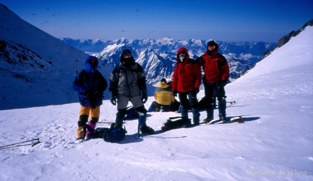 Descanso en el collado entre las dos cimas del Elbrus, 5.350 mts., de izquierda a derecha: Jesús Andújar, Joaquín, Jesús Santana y Quique